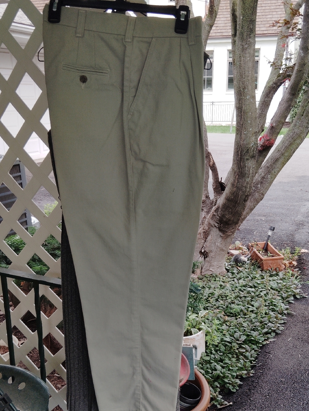 Gakyan's Classic Chino Pants in Light Olive - Versatile Everyday Wear